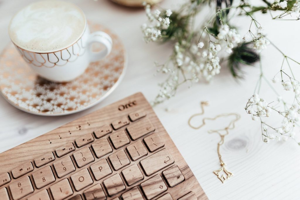 kaboompics Wooden keyboard coffee and golden jewellery